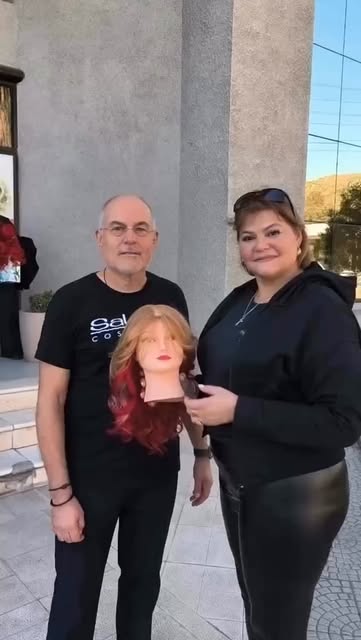 Demostración de color y peinado con una cabeza de práctica