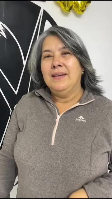 Clienta mostrando su cabello gris con un corte en capas