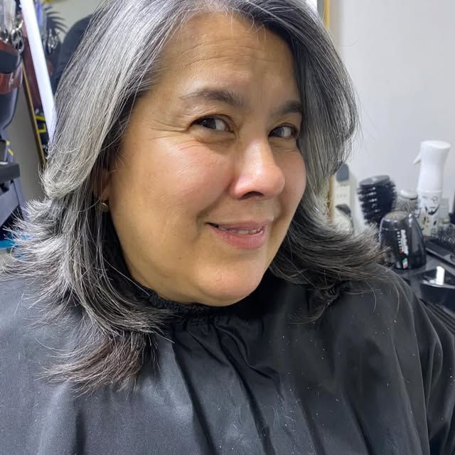 Corte con movimiento en cabello gris