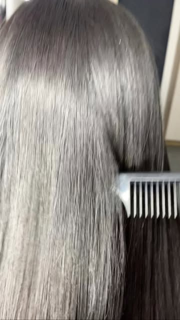 Cabello de tono plateado trabajado en el studio